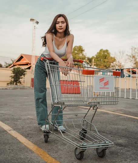 Торговий центр із різноманітними магазинами